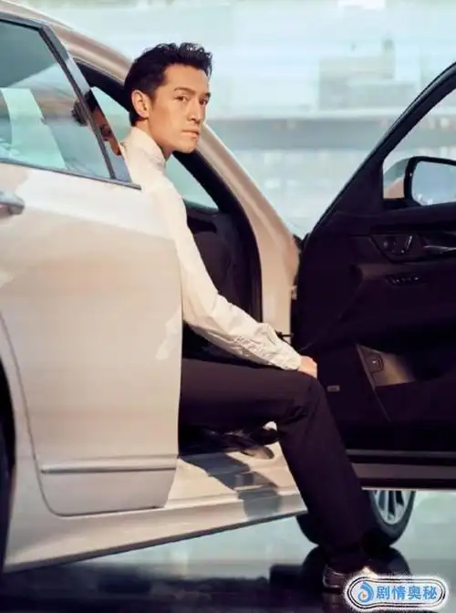 胡歌接豪车代言,穿背带裤模仿蔡徐坤?ikun瞬间"炸锅"了!