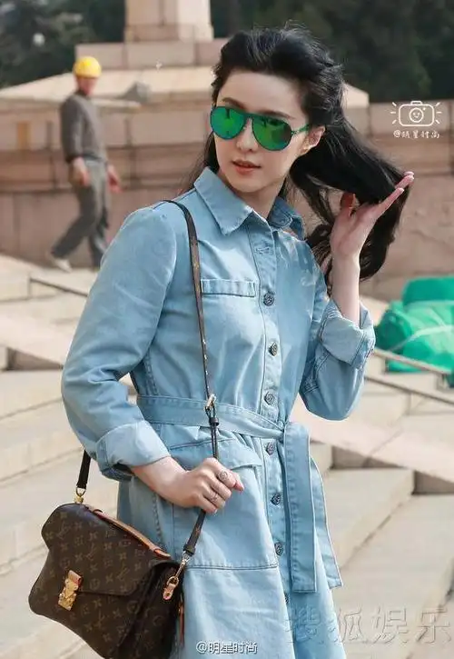 范冰冰街拍,一身牛仔裙青春无敌,妥妥的少女范儿