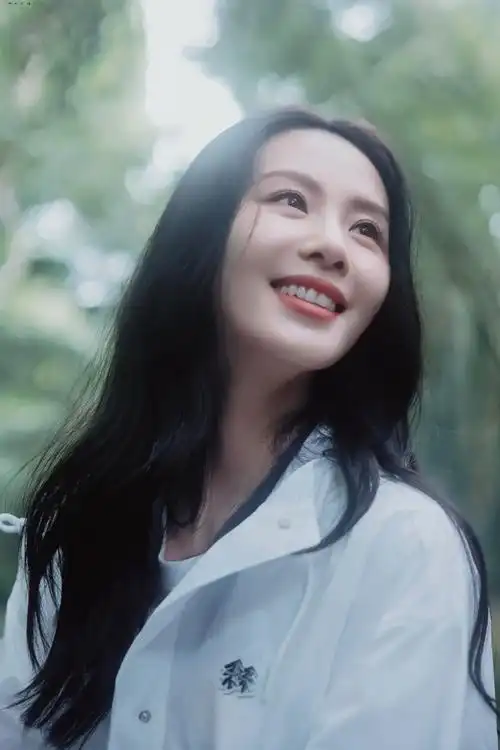 刘诗诗笑意侧颜随拍
