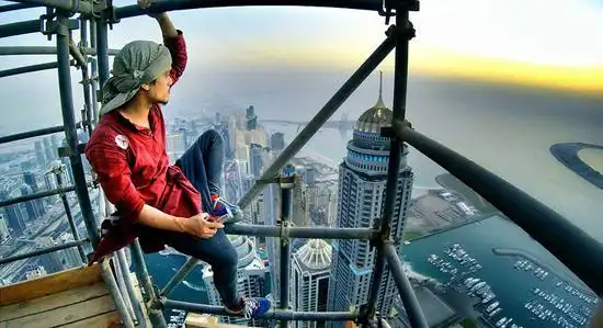 在上面惊人地完成了一次悬挂在空中的"人体旗帜"