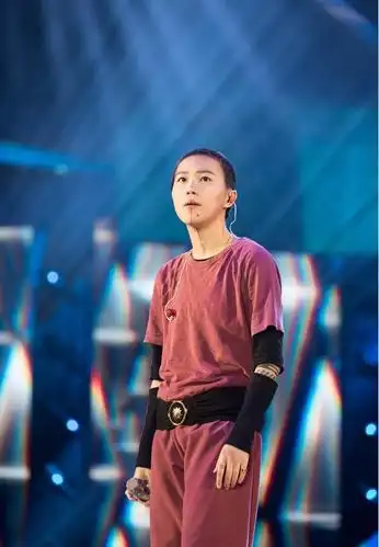 窦靖童穿淑女装惹眼,抹胸加短裙满身女人味,顺色搭配没叛逆感