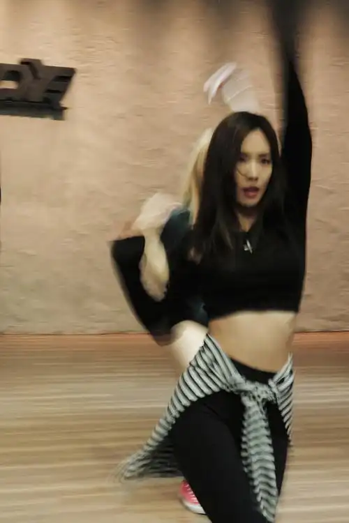 霏行日记#练舞室花絮照一组～认真的你令人着迷@王霏霏fei,明天有