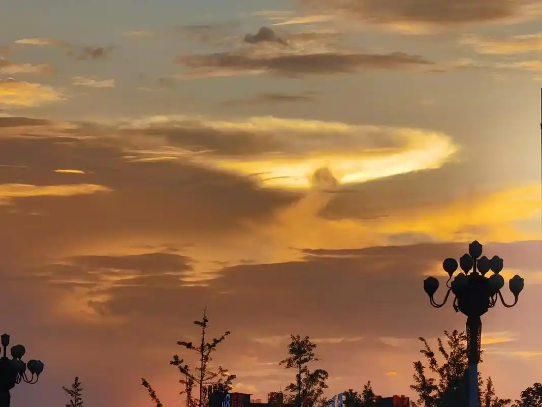 为了配这首背景音乐,从手机里面找自己的夕阳图片#许巍故乡  - 抖音