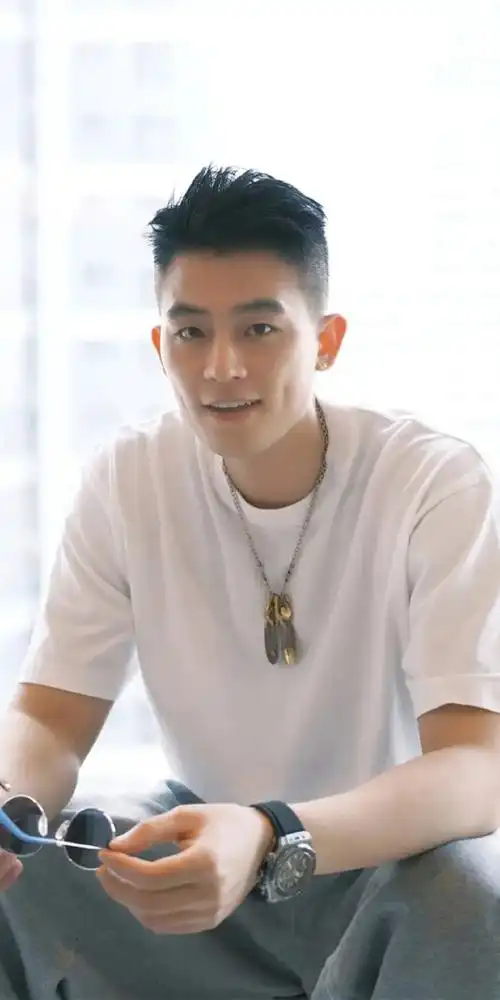 海清的房塌了?欧豪被拍到与女子搂腰拥抱,搭肩搂腰获众人起哄