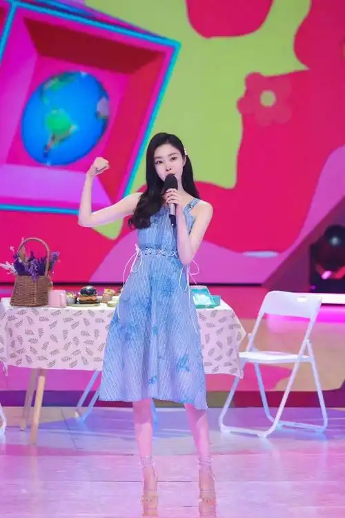 宋轶身穿蓝色条纹连衣裙一双闪闪的带钻高跟鞋清爽可爱