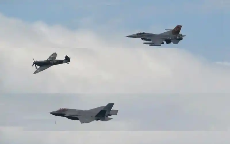 罕见f35a闪电ii与f16战隼战机跟着老大同台表演