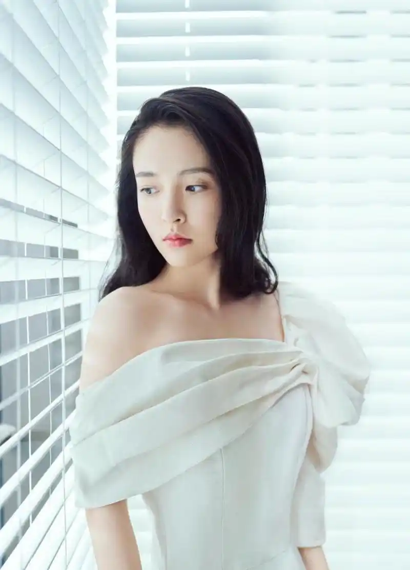 吴倩露肩白裙性感写真图片