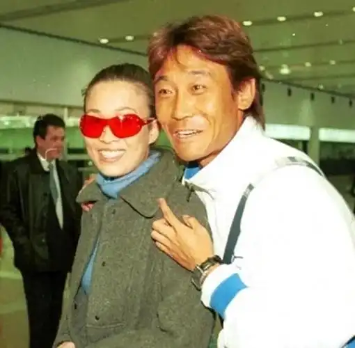 高峰却如同磐石般坚定,矢口否认一切,甚至誓言王纳文的所言皆为无稽之