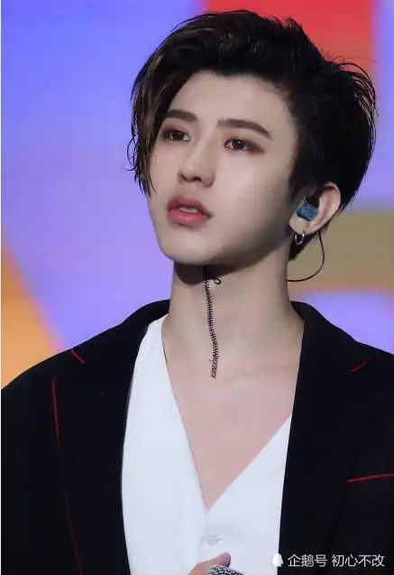 本以为蔡徐坤三七分够帅了,看到他的千玺同款锡纸烫,网友沦陷了