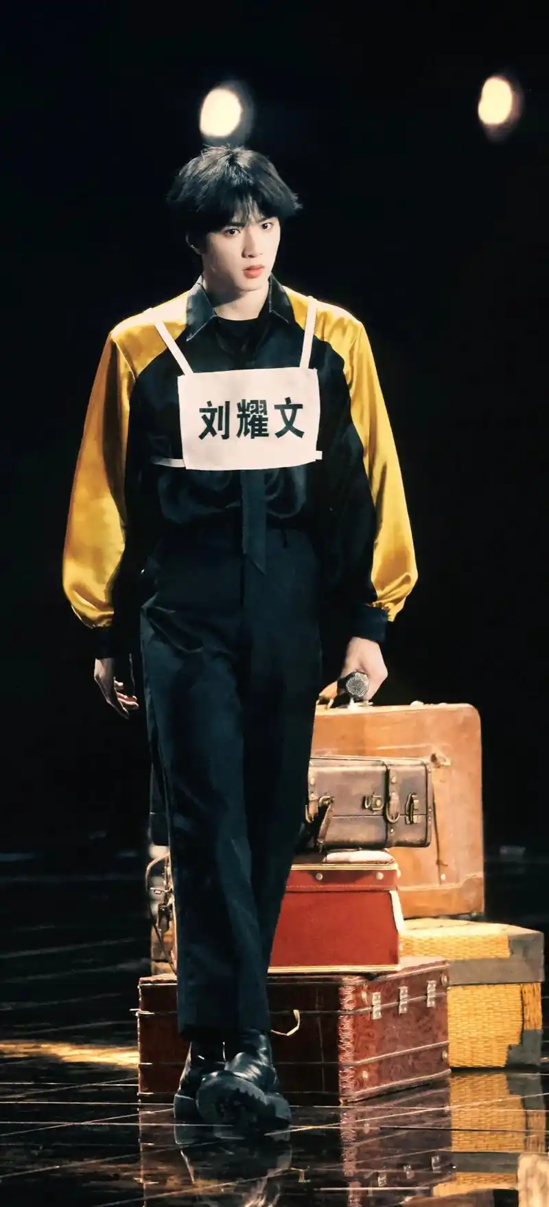 向全世界安利 #刘耀文 #东方卫视跨年晚会彩排 别帅的太超 - 抖音