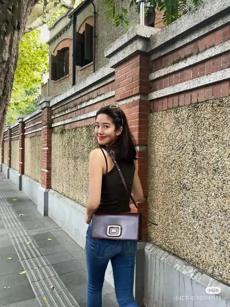 今日美图 分享几组杨采钰的穿搭,活出自我的女孩就是这么ni - 抖音