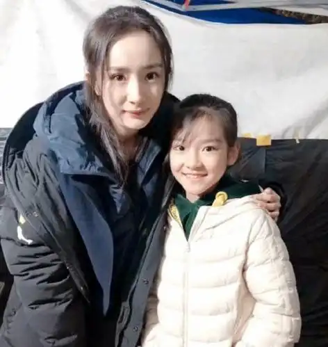 杨幂和女儿粉合照看到她暖心的小动作一看就是个好妈妈