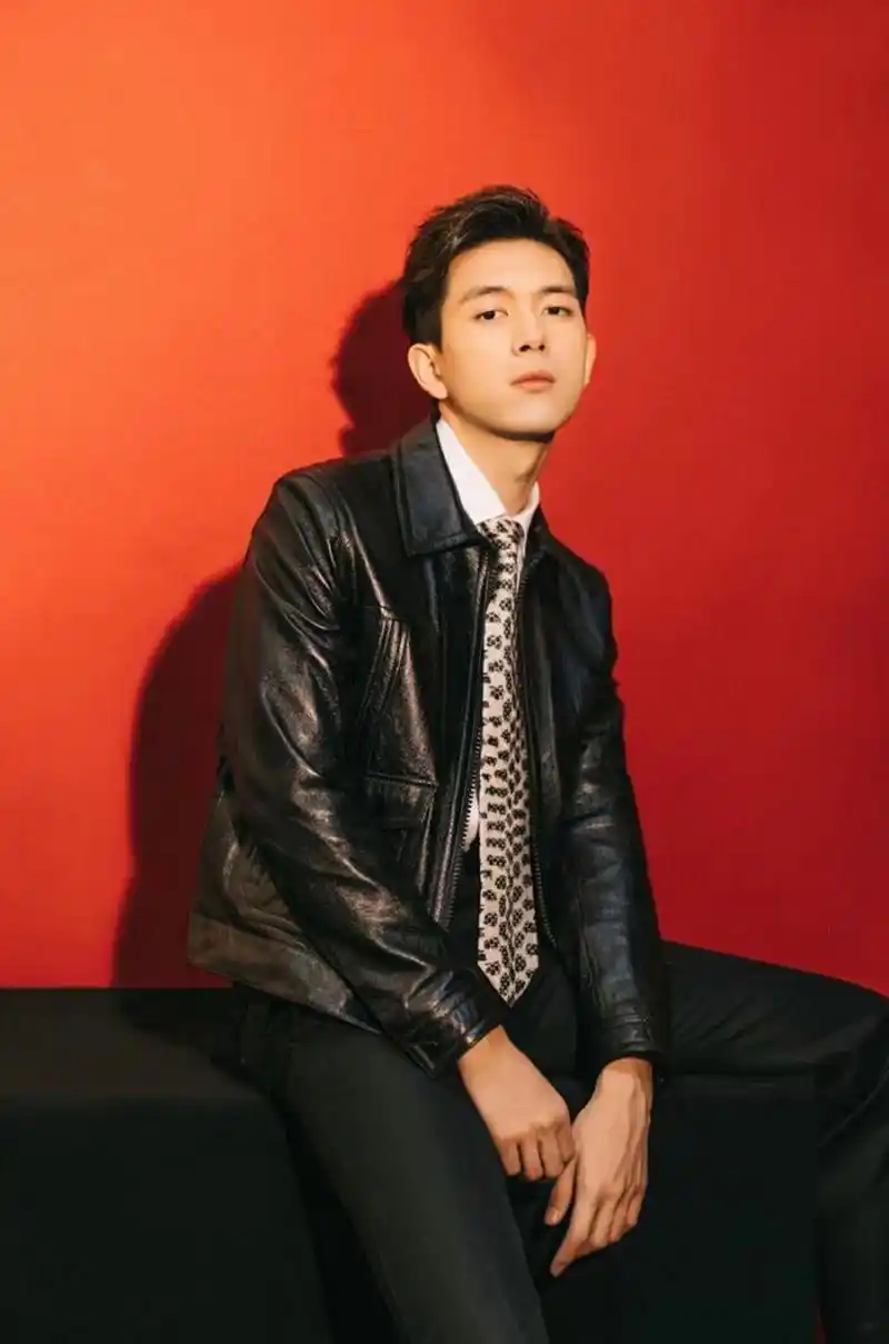 李现凌晨坐飞机7615到达成都,有不少粉丝提前等在机场,给李现接机