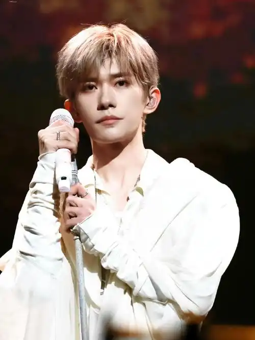 易烊千玺舞台易烊千玺这就是街舞跳舞视频这就是街舞易烊千玺易玺千祥