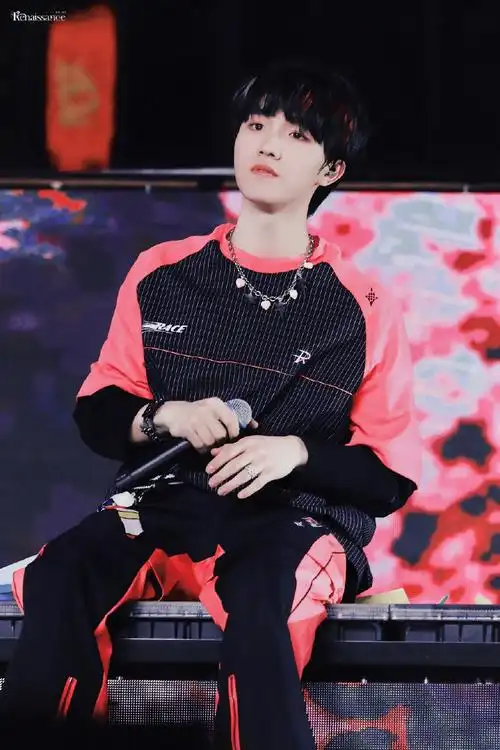 今日星拍放送##苏新皓在地铁上跳舞