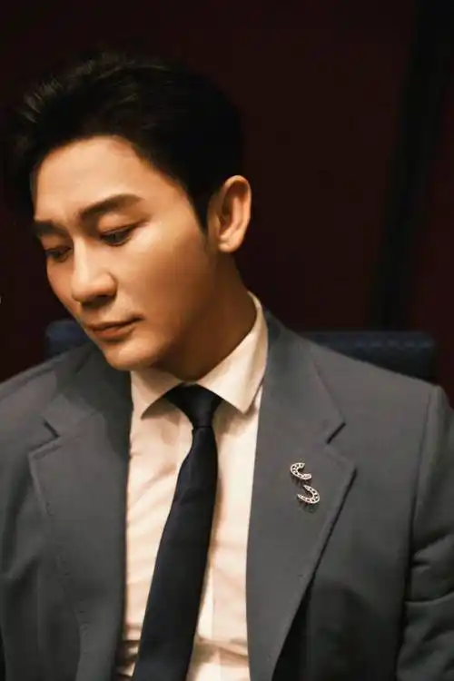 李晨担任《新血盛典》终审评委 西装革履帅气绅士_影像_北京_计划