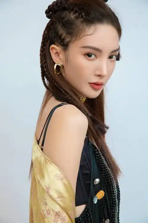 金晨酷飒助力浪姐成团夜 黑金两种造型女王范十足