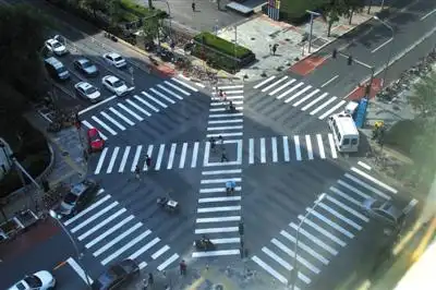 北京首个"全向十字路口"亮相石景山 行人20秒可斜穿路口