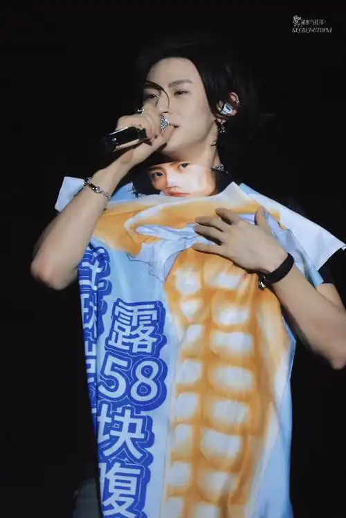 音乐上##小鬼王琳凯深圳科罗娜音乐节##小鬼王琳凯音乐节露58块腹肌