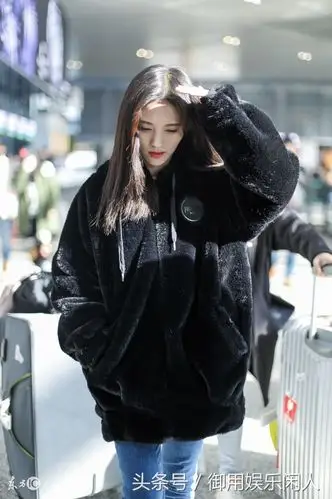 24岁鞠婧祎现身机场网友这衣品欣赏不来