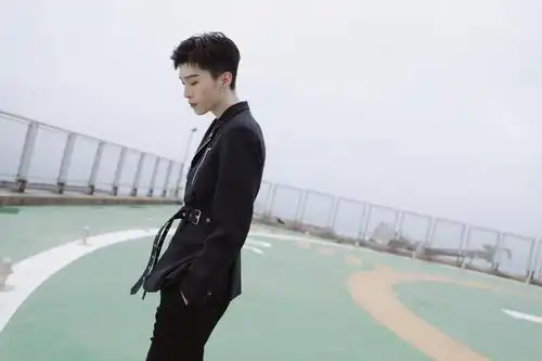 范丞丞《乘风破浪的姐姐》成团夜造型公开 清爽短发搭配黑色朋克西服