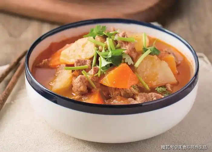 天凉了,多给家人吃这道炖菜,有肉有菜有汤,酸鲜可口,滋补暖身