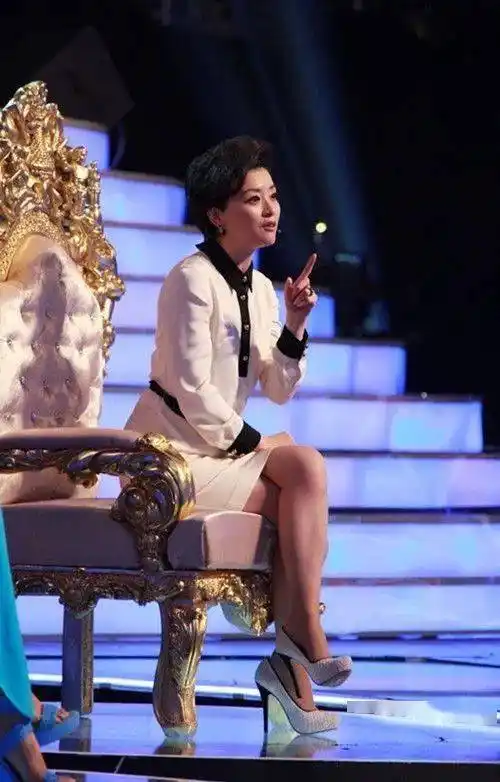 杨澜穿绿旗袍合影脚上虽有老态但气质好跟林心如像是同龄人