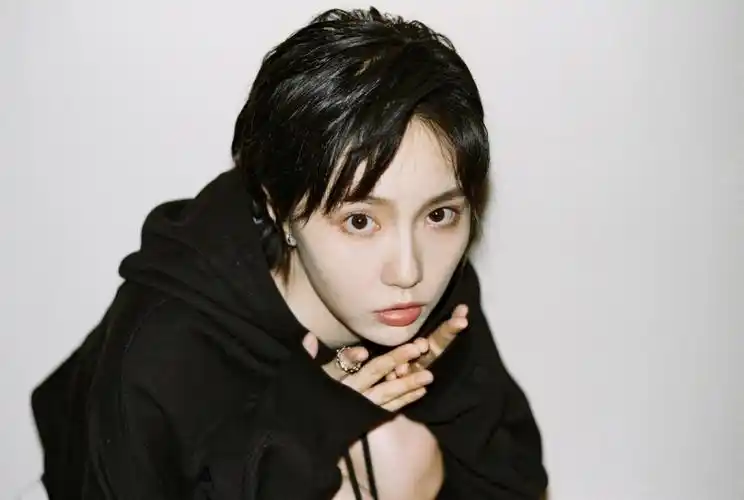 演员成果做主播自降身段?未开播就100万关注,斗鱼吃鸡一姐确定了!