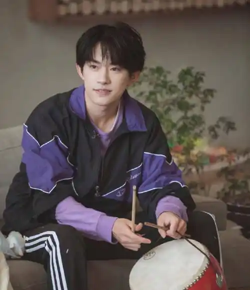 易烊千玺进组拍戏被打扰,孟美岐曾被私生质问,或许它是最大提醒