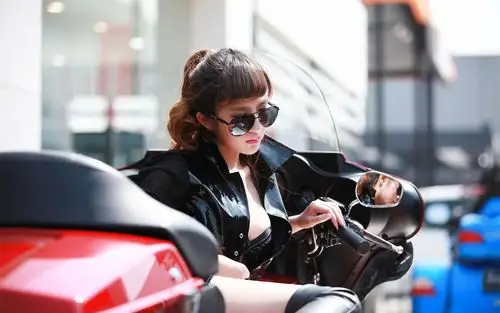 炫酷黑衣机车女孩电脑桌面壁纸