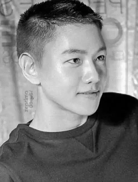 边伯贤换风格新剪的寸头让人想到了吴京全网都忍不住了