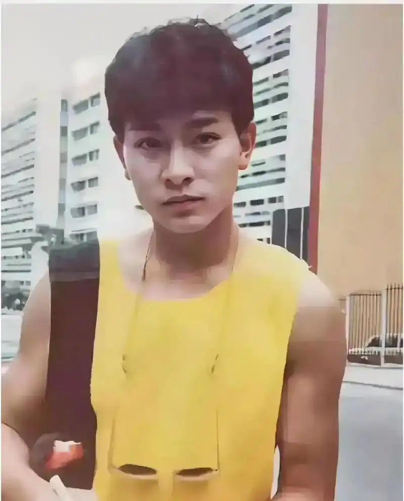 这是刘德华十几岁时的照片,那时候的华仔还是一个理发店的理发师,恐怕