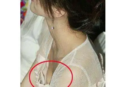 摄影师都是心机婊 车模尴尬部位被看得一清二楚