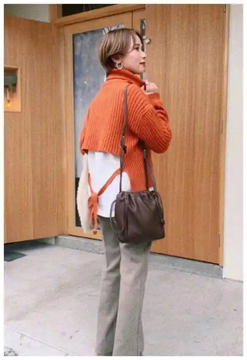 米色毛衣,宽松版型休闲简约,墨绿半身裙,修身版型完美因为脚穿高跟鞋