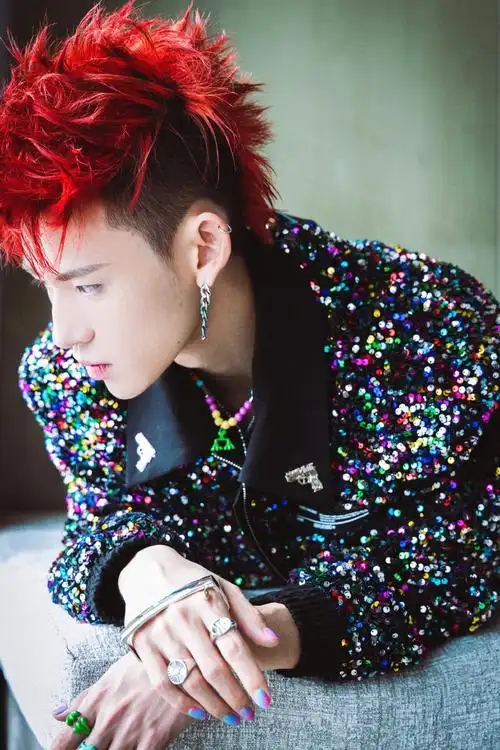 超话#小鬼代言ba饰物局#歌手@小鬼-王琳凯今日出发图抵达～红发摩登