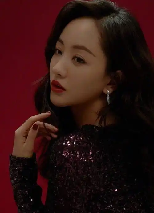 被岁月遗忘的杨蓉,40岁素颜出镜晒自拍,状态却像25岁不显老_普通人