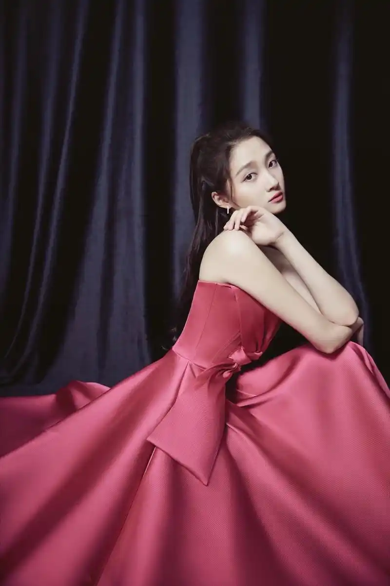 元气满满的玫红色蝴蝶结礼服裙,散发着糖果气息的关晓彤,又是快乐成长
