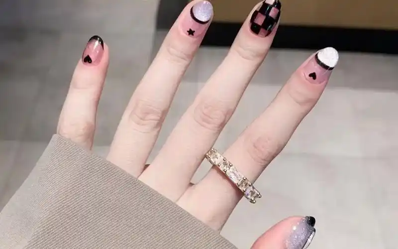 纯色美甲简约却不失大气