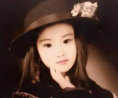 刘亦菲小时候就告诉母亲她想成为演员,尽管她的母亲并不认为这是个