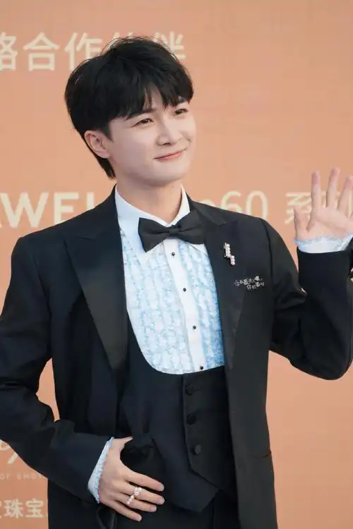 周深亮相金鸡奖闭幕式红毯##金鸡奖闭幕红毯