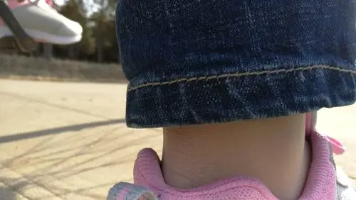 根据所穿的鞋和袜子,判断小女孩的性格