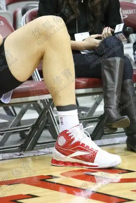姚明伤脚特写
