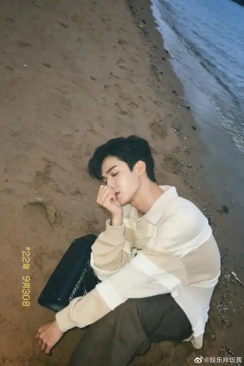 朱正廷海边沙滩随拍九宫格