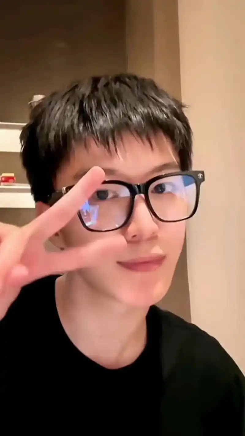 随便一截都是可以当壁纸的程度.#眼镜杀 #范丞丞 #库迪范丞 - 抖音