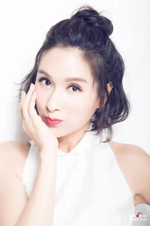 杨恭如初秋休闲大片 丸子头嘟嘴卖萌俏皮如少女