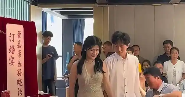 上热搜了!河南情侣高考完就订婚,评论区的网友又炸锅了?