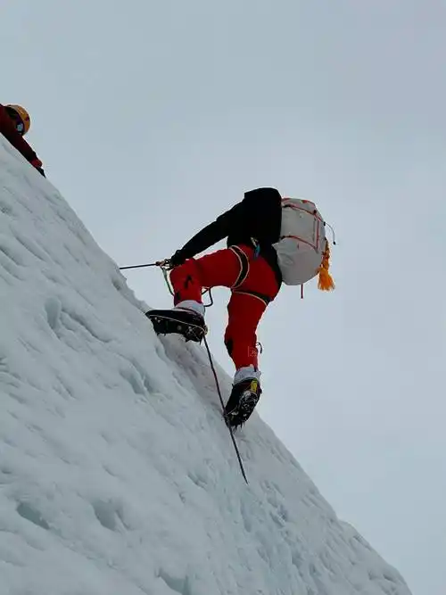 挑战"不可能" 彭向雨:第一位登顶珠峰的滕州人