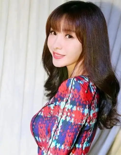 人的身份进入公众视野,然而凭借着完美的身材和时尚魅力,柳岩逐渐踏入