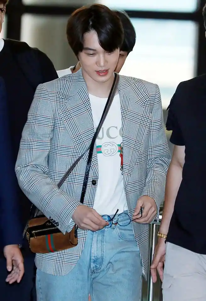 背俩包才时髦金钟仁亲身示范双包造型国内明星却背的有点累