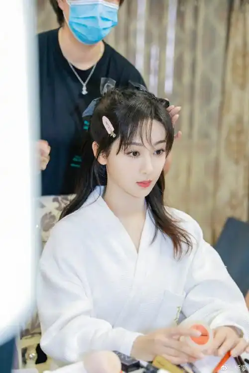 杨紫晒嘟嘴自拍